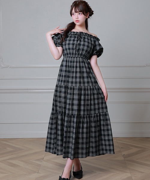 Anely(アネリー)の「フリルネック チェック柄 ティアード ロング ワンピース(ワンピース・レディース・アイボリー/ベージュ/ブラック・FREE)」の1枚目の写真