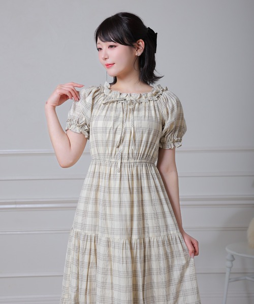Anely(アネリー)の「フリルネック チェック柄 ティアード ロング ワンピース(ワンピース・レディース・アイボリー/ベージュ/ブラック・FREE)」の6枚目の写真