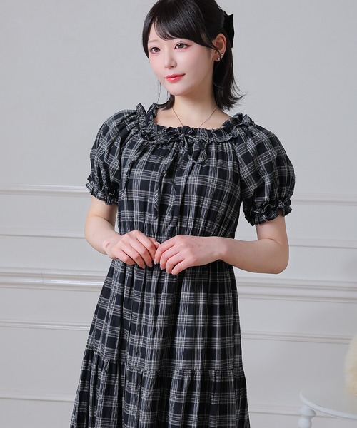 Anely(アネリー)の「フリルネック チェック柄 ティアード ロング ワンピース(ワンピース・レディース・アイボリー/ベージュ/ブラック・FREE)」の19枚目の写真