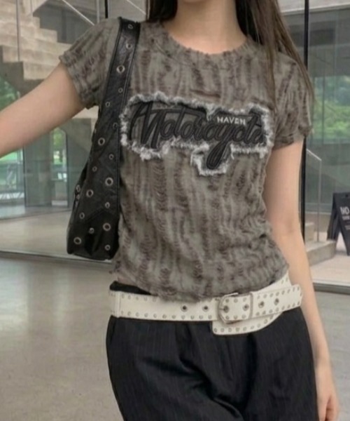 Teem Store(チームストア)の「ロゴワッペン サイドギャザーダメージ加工コンパクトT(Tシャツ/カットソー・レディース・ホワイト/ブラック/グレー・F)」の6枚目の写真