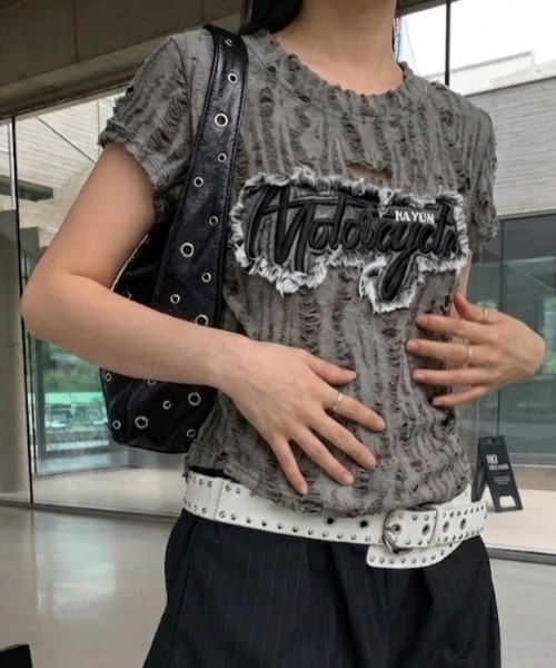 Teem Store(チームストア)の「ロゴワッペン サイドギャザーダメージ加工コンパクトT(Tシャツ/カットソー・レディース・ホワイト/ブラック/グレー・F)」の4枚目の写真