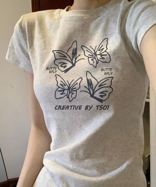 AVYL(アヴィル)の「バタフライグラフィックコンパクト半袖チビTシャツ(Tシャツ/カットソー・レディース・ブラック/ライトグレー/ホワイト・M)」の4枚目の写真