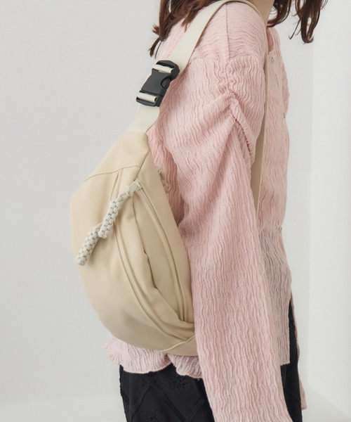 RETRO GIRL(レトロガール)の「ウエストポーチ(ショルダーバッグ・レディース・ブラック/ベージュ/レッド・ONE SIZE)」の2枚目の写真