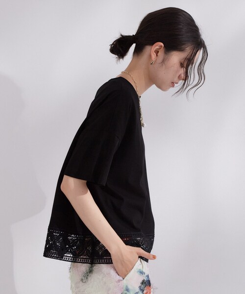 OPAQUE.CLIP(オペークドットクリップ)の「裾レースカットソー【洗濯機OK】(Tシャツ/カットソー・レディース・ブラック/ホワイト・42/40/38)」の2枚目の写真