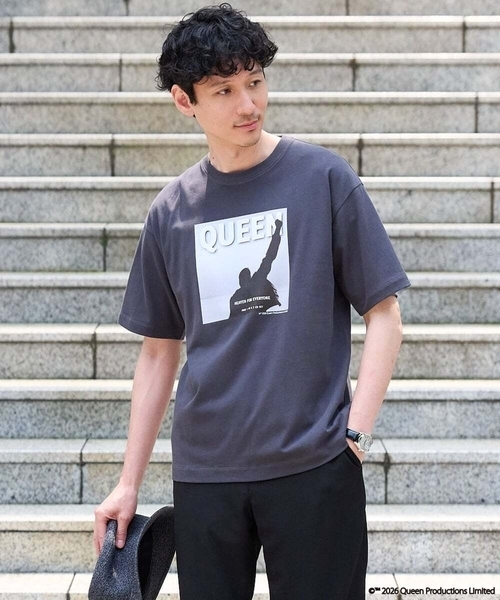 a.v.v(アーヴェヴェ)の「【接触冷感】QUEEN プリントカットソー(Tシャツ/カットソー・メンズ・チャコールグレー/ダークインディゴブルー/レッド・48/46)」の2枚目の写真