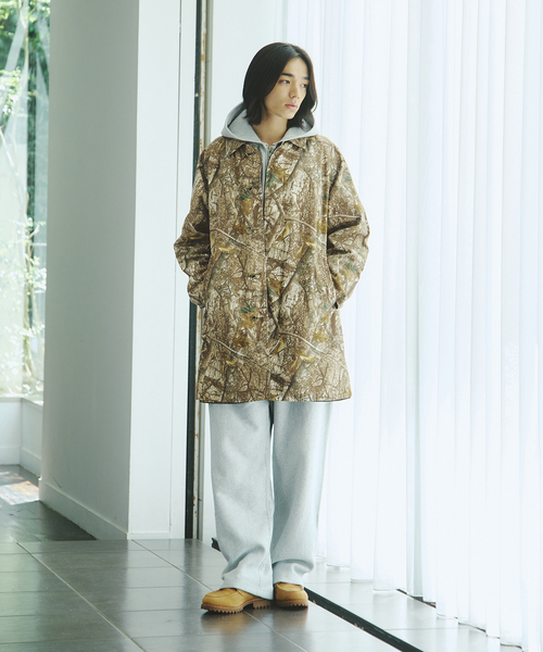 JOURNAL STANDARD（ジャーナルスタンダード）の「カモ柄 リバーシブル バルカラー コート（ステンカラーコート・メンズ・ベージュ・MEDIUM/LARGE）」の2枚目の写真
