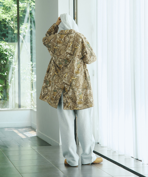 JOURNAL STANDARD（ジャーナルスタンダード）の「カモ柄 リバーシブル バルカラー コート（ステンカラーコート・メンズ・ベージュ・MEDIUM/LARGE）」の5枚目の写真
