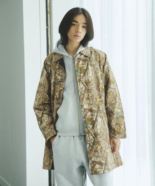 JOURNAL STANDARD（ジャーナルスタンダード）の「カモ柄 リバーシブル バルカラー コート（ステンカラーコート・メンズ・ベージュ・MEDIUM/LARGE）」の6枚目の写真