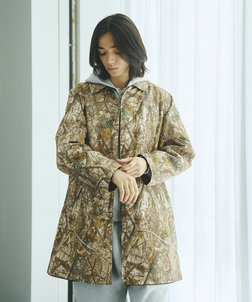 JOURNAL STANDARD（ジャーナルスタンダード）の「カモ柄 リバーシブル バルカラー コート（ステンカラーコート・メンズ・ベージュ・MEDIUM/LARGE）」の8枚目の写真