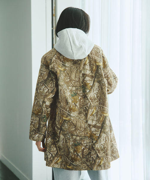 JOURNAL STANDARD（ジャーナルスタンダード）の「カモ柄 リバーシブル バルカラー コート（ステンカラーコート・メンズ・ベージュ・MEDIUM/LARGE）」の9枚目の写真
