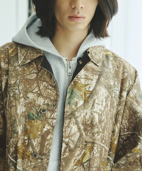 JOURNAL STANDARD（ジャーナルスタンダード）の「カモ柄 リバーシブル バルカラー コート（ステンカラーコート・メンズ・ベージュ・MEDIUM/LARGE）」の10枚目の写真