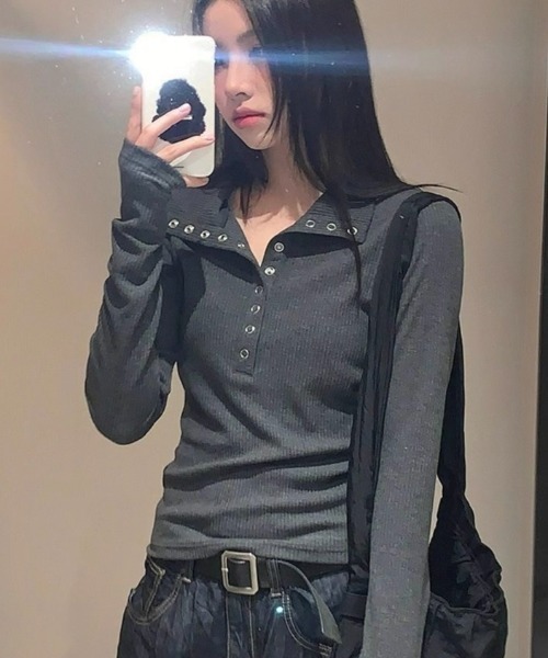 LADY LIKE(レディライク)の「【秋冬新作】ドットボタンミニリブカットトップス(Tシャツ/カットソー・レディース・ライトベージュ/ダークグレー・M)」の1枚目の写真