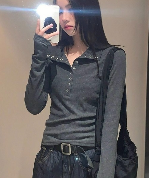LADY LIKE(レディライク)の「【秋冬新作】ドットボタンミニリブカットトップス(Tシャツ/カットソー・レディース・ライトベージュ/ダークグレー・M)」の8枚目の写真