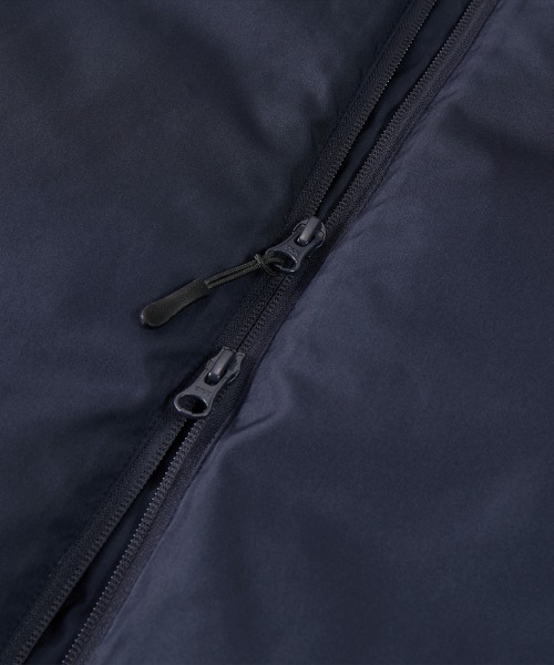 Ol' Basics（オールベーシックス）の「Ol' Basics（オール・ベーシックス） フェイクダウンジャケット 中綿 フード付き U.S.ARMY ロゴプリント シームレス 中綿ジャケット パデッドジャケット アウター アメカジ ミリタリー メンズ レディース ユニセックス（ダウンジャケット/コート・メンズ・ネイビー/ブラック・M/L/XL）」の4枚目の写真