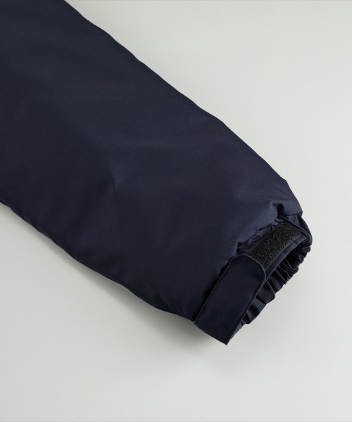 Ol' Basics（オールベーシックス）の「Ol' Basics（オール・ベーシックス） フェイクダウンジャケット 中綿 フード付き U.S.ARMY ロゴプリント シームレス 中綿ジャケット パデッドジャケット アウター アメカジ ミリタリー メンズ レディース ユニセックス（ダウンジャケット/コート・メンズ・ネイビー/ブラック・M/L/XL）」の6枚目の写真