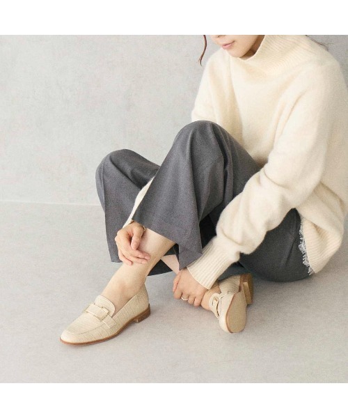 carino(カリーノ)の「【レイン対応】バックルソフトスクエアトゥローファー(ローファー・レディース・ブラック/デザートカモ/グレイッシュベージュ・23.5cm/23cm/24.5cm/24cm/22.5cm)」の2枚目の写真