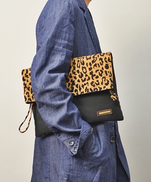 SHIPS JET BLUE(シップスジェットブルー)の「JB: レザー×キャンバス/コンビクラッチバッグ■(クラッチバッグ・メンズ・ブラック×ブルー/ブラウン×イエロー/カモフラージュ/レオパード/ダークグレー・ONESIZE)」の1枚目の写真