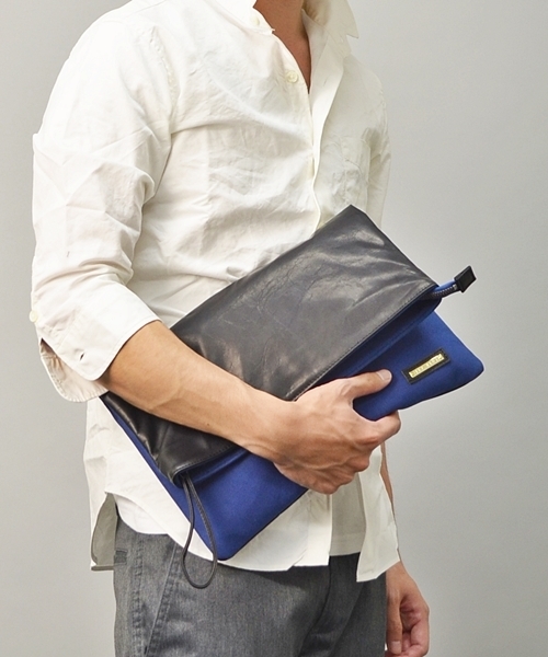 SHIPS JET BLUE(シップスジェットブルー)の「JB: レザー×キャンバス/コンビクラッチバッグ■(クラッチバッグ・メンズ・ブラック×ブルー/ブラウン×イエロー/カモフラージュ/レオパード/ダークグレー・ONESIZE)」の2枚目の写真