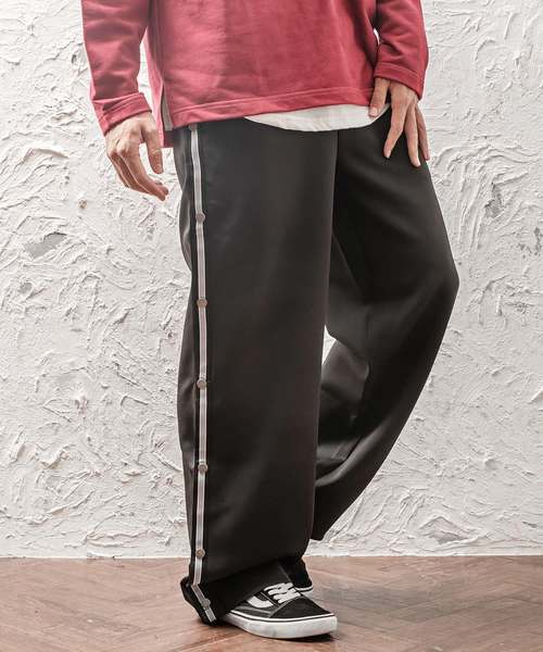 MinoriTY(マイノリティ)の「スナップボタンワイドバスパン ラインジャージ(その他パンツ・メンズ・ブラック系その他/パープル/テラコッタ/ブラック系その他2・M/L)」の2枚目の写真