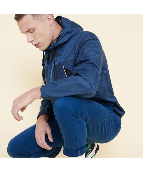 AIGLE（エーグル）の「透湿防水 ブラティ ジャケット（マウンテンパーカー・メンズ・グリーン/ダークブルー・LL/S/M/L）」の8枚目の写真