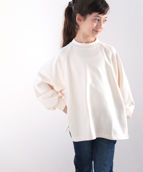 classicalelf(クラシカルエルフ)の「キッズ サイドスリットミドル丈無地ラグランスリーブトレーナー(長袖)(スウェット・キッズ・オフホワイト/グレイッシュベージュ/チャコール・130/140/150)」の7枚目の写真