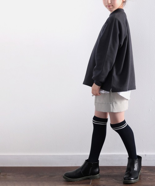 classicalelf(クラシカルエルフ)の「キッズ サイドスリットミドル丈無地ラグランスリーブトレーナー(長袖)(スウェット・キッズ・オフホワイト/グレイッシュベージュ/チャコール・130/140/150)」の4枚目の写真