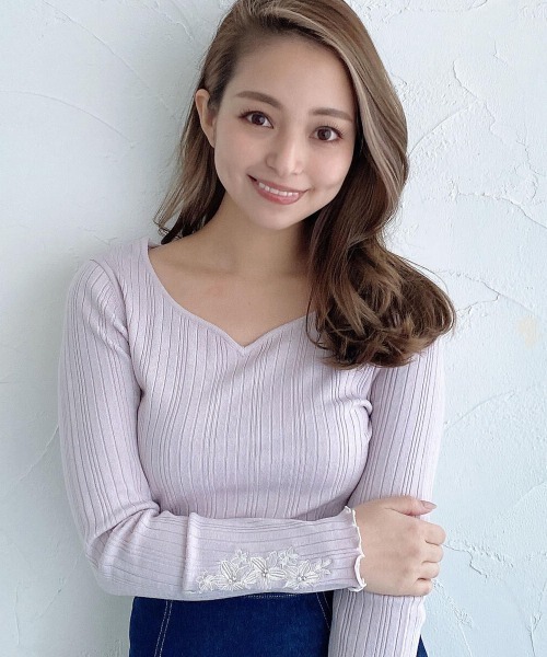 MISCH MASCH（ミッシュマッシュ）の「袖微配色刺繍リブニット