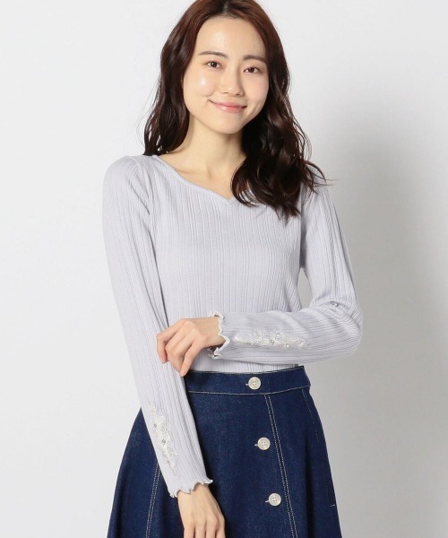 MISCH MASCH❤︎袖の刺繍が可愛いリブニット MISCH MASCH（ミッシュマッシュ）の「袖微配色刺繍リブニット