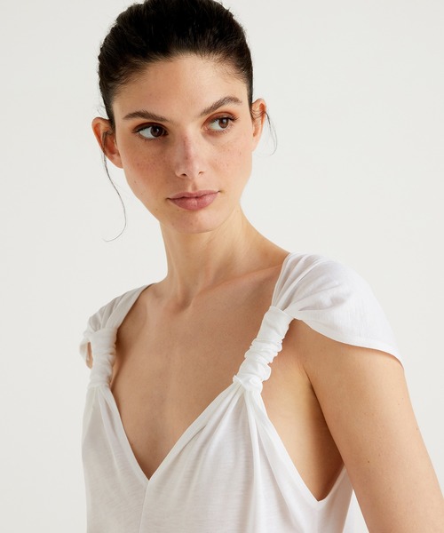 BENETTON (UNITED COLORS OF BENETTON)（ベネトンユナイテッドカラーズオブベネトン）の「リヨセルショルダーギャザースリーブトップス（キャミソール・レディース・ブルー/ブラック/ホワイト・LARGE/MEDIUM/X-SMALL/SMALL）」の5枚目の写真