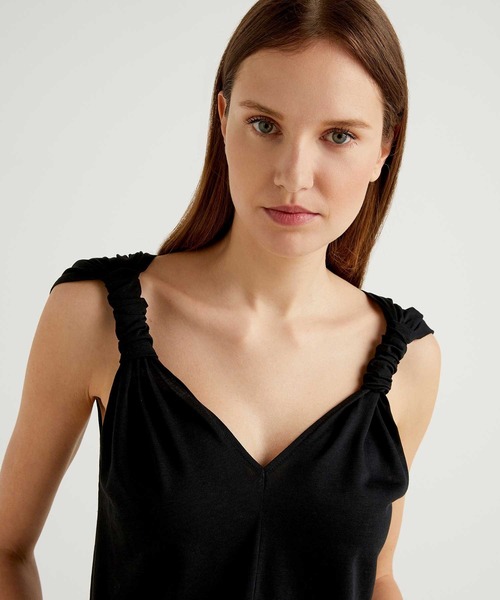 BENETTON (UNITED COLORS OF BENETTON)（ベネトンユナイテッドカラーズオブベネトン）の「リヨセルショルダーギャザースリーブトップス（キャミソール・レディース・ブルー/ブラック/ホワイト・LARGE/MEDIUM/X-SMALL/SMALL）」の16枚目の写真