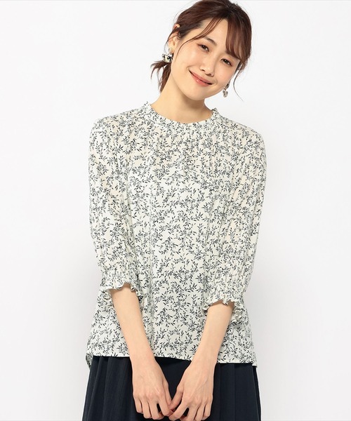 Petit Honfleur(プチオンフルール)の「フリルネック花柄ブラウス(シャツ/ブラウス・レディース・サックスブルー/アイボリー・11号/9号/13号)」の1枚目の写真