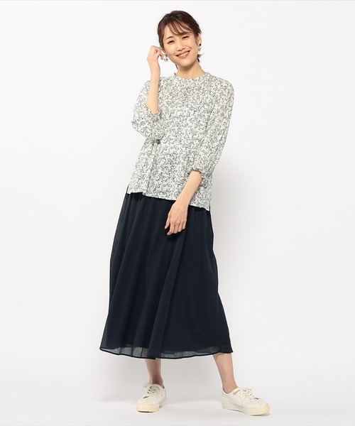 Petit Honfleur(プチオンフルール)の「フリルネック花柄ブラウス(シャツ/ブラウス・レディース・サックスブルー/アイボリー・11号/9号/13号)」の8枚目の写真