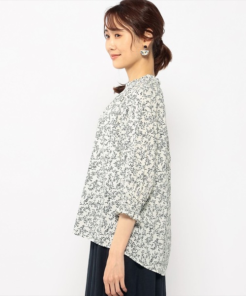 Petit Honfleur(プチオンフルール)の「フリルネック花柄ブラウス(シャツ/ブラウス・レディース・サックスブルー/アイボリー・11号/9号/13号)」の5枚目の写真