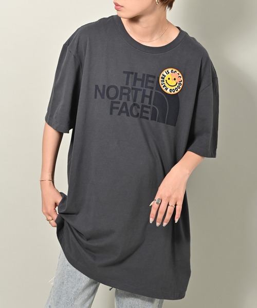 THE NORTH FACE（ザノースフェイス）の「THE NORTH FACE (ザ・ノースフェイス) PATCHES 半袖ロゴTシャツ（Tシャツ/カットソー・レディース・ブルー/オレンジ/チャコール・S/M/L/XL/XXL）」の2枚目の写真