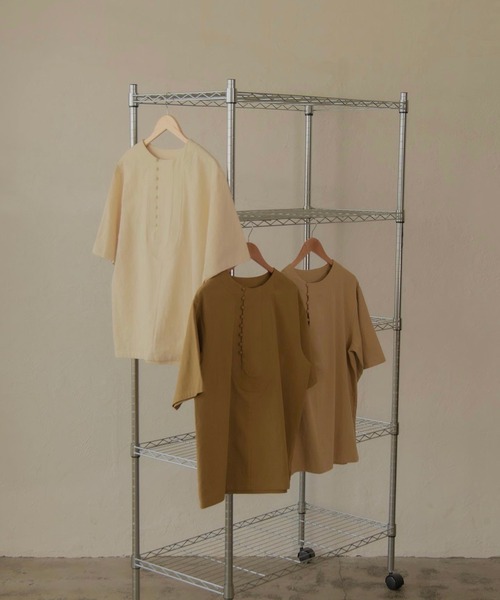 lawgy(ラウジー)の「U design shirt(Tシャツ/カットソー・レディース・ベージュ/オリーブ/アイボリー・FREE)」の9枚目の写真