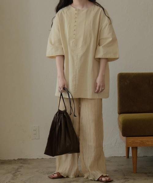 lawgy(ラウジー)の「U design shirt(Tシャツ/カットソー・レディース・ベージュ/オリーブ/アイボリー・FREE)」の6枚目の写真