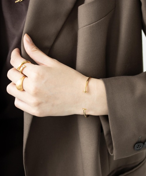 JUICY ROCK（ジューシーロック）の「CYCRO/GP(SV925) Tバーメルトバングル（バングル/リストバンド・レディース・ゴールド・ONE SIZE）」の2枚目の写真