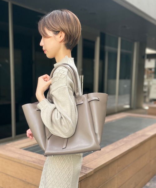 un dix cors（アンディコール）の「幅広いシチュエーションに対応　フロントベルトバッグ（ハンドバッグ・レディース・ブラウン/イエロー/グレイッシュベージュ・FREE）」の5枚目の写真