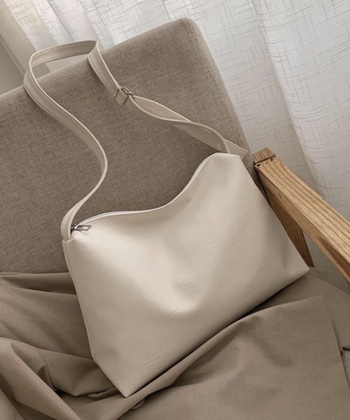 H.Warren（エイチウォーレン）の「柔らか素材のフェイクレザービッグショルダーPUバッグ（ショルダーバッグ・レディース・ブラック/アイボリー・FREE）」の3枚目の写真