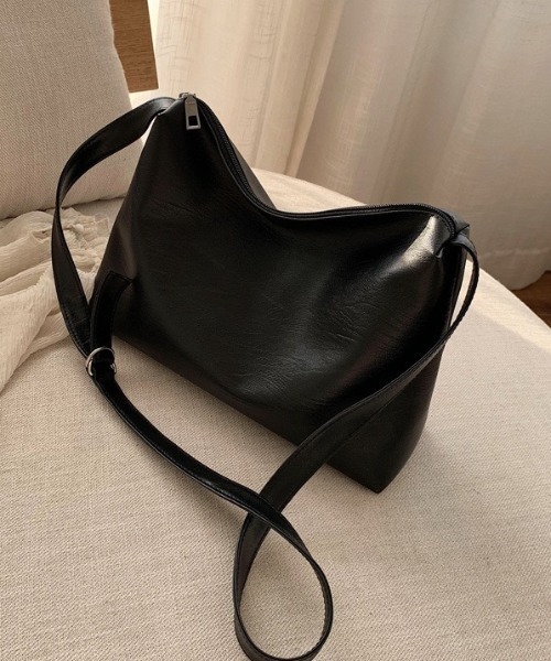 H.Warren（エイチウォーレン）の「柔らか素材のフェイクレザービッグショルダーPUバッグ（ショルダーバッグ・レディース・ブラック/アイボリー・FREE）」の4枚目の写真