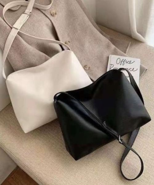 H.Warren（エイチウォーレン）の「柔らか素材のフェイクレザービッグショルダーPUバッグ（ショルダーバッグ・レディース・ブラック/アイボリー・FREE）」の8枚目の写真