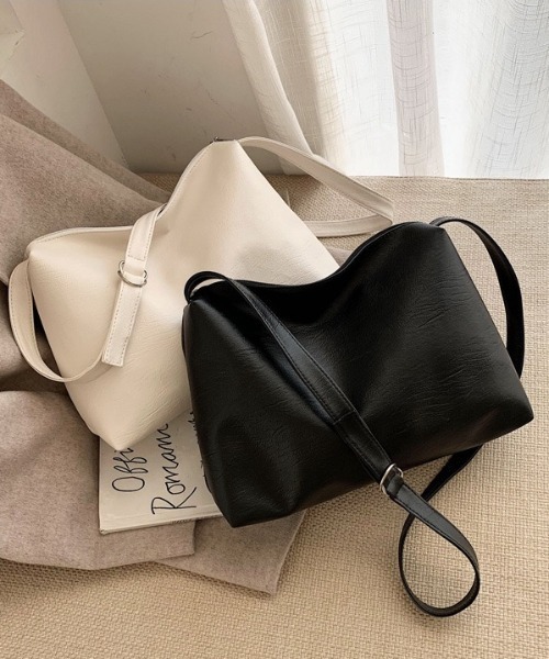 H.Warren（エイチウォーレン）の「柔らか素材のフェイクレザービッグショルダーPUバッグ（ショルダーバッグ・レディース・ブラック/アイボリー・FREE）」の5枚目の写真