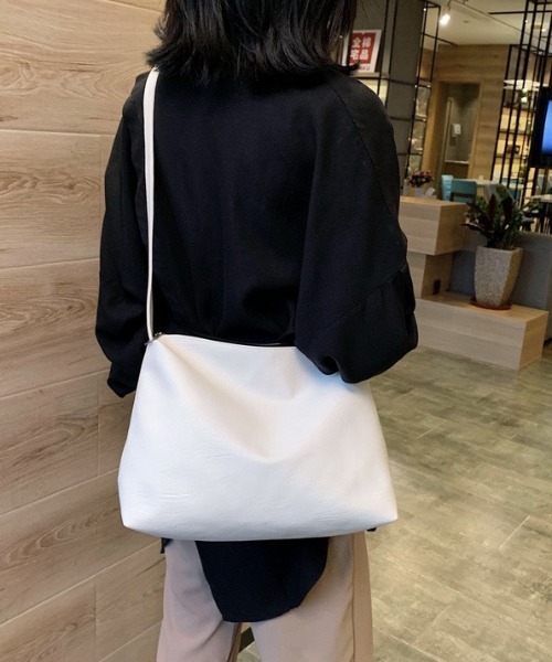 H.Warren（エイチウォーレン）の「柔らか素材のフェイクレザービッグショルダーPUバッグ（ショルダーバッグ・レディース・ブラック/アイボリー・FREE）」の9枚目の写真