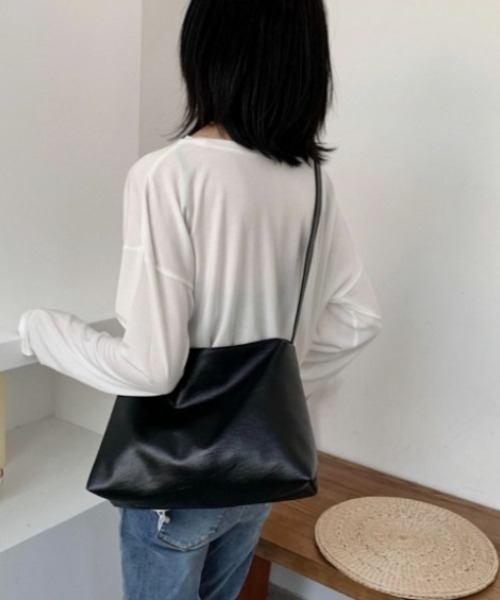 H.Warren（エイチウォーレン）の「柔らか素材のフェイクレザービッグショルダーPUバッグ（ショルダーバッグ・レディース・ブラック/アイボリー・FREE）」の6枚目の写真