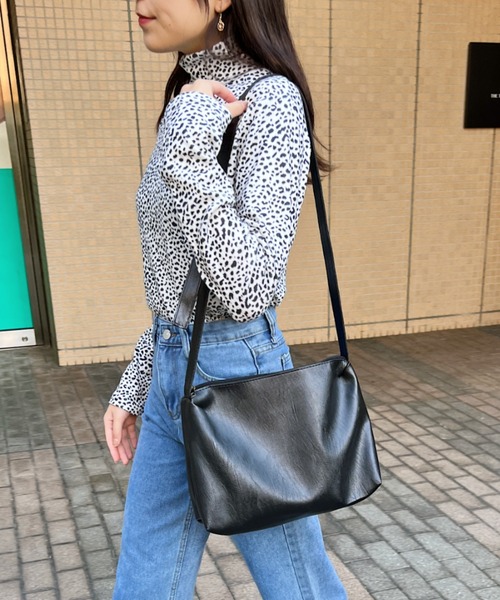 H.Warren（エイチウォーレン）の「柔らか素材のフェイクレザービッグショルダーPUバッグ（ショルダーバッグ・レディース・ブラック/アイボリー・FREE）」の12枚目の写真