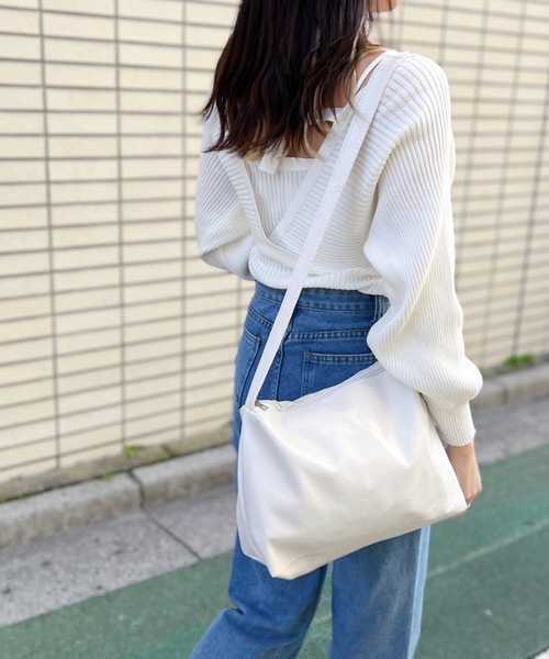 H.Warren（エイチウォーレン）の「柔らか素材のフェイクレザービッグショルダーPUバッグ（ショルダーバッグ・レディース・ブラック/アイボリー・FREE）」の14枚目の写真