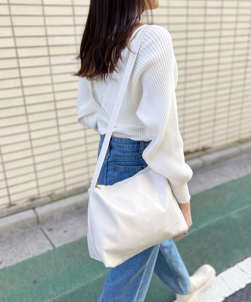 H.Warren（エイチウォーレン）の「柔らか素材のフェイクレザービッグショルダーPUバッグ（ショルダーバッグ・レディース・ブラック/アイボリー・FREE）」の13枚目の写真