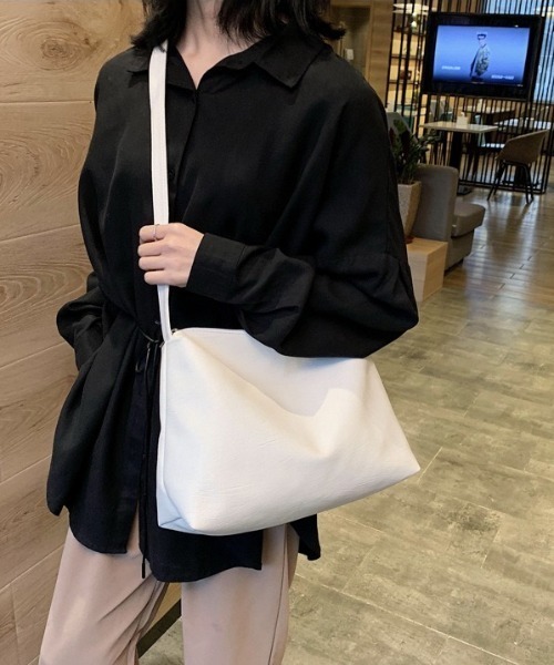H.Warren（エイチウォーレン）の「柔らか素材のフェイクレザービッグショルダーPUバッグ（ショルダーバッグ・レディース・ブラック/アイボリー・FREE）」の16枚目の写真