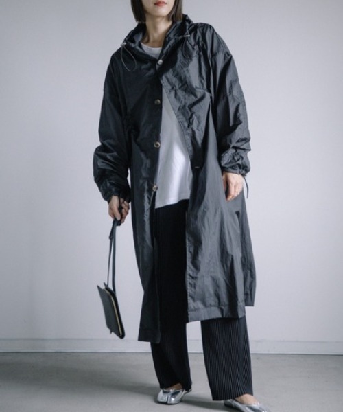 Chaco closet（チャコ クローゼット）の「軽量ナイロンロングコート ポーチ付き（マウンテンパーカー・レディース・ブラック/パープル/グレー・FREE）」の2枚目の写真