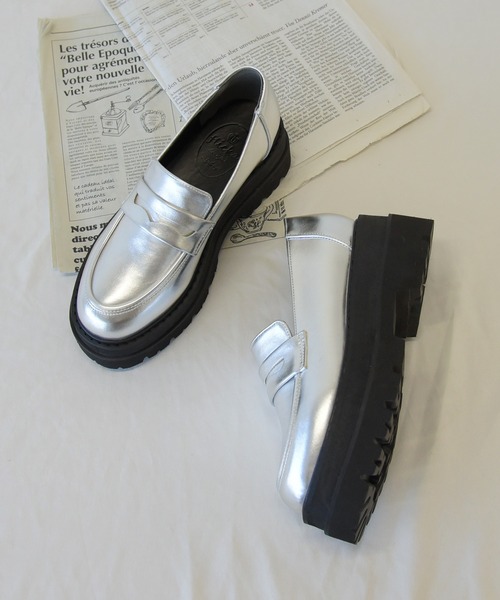 NOFALL（ノーフォール）の「厚底トラックソールコインローファー（ローファー・レディース・ホワイト/ブラック/シルバー/ブラック系その他・LL/S/M/L/3L）」の4枚目の写真